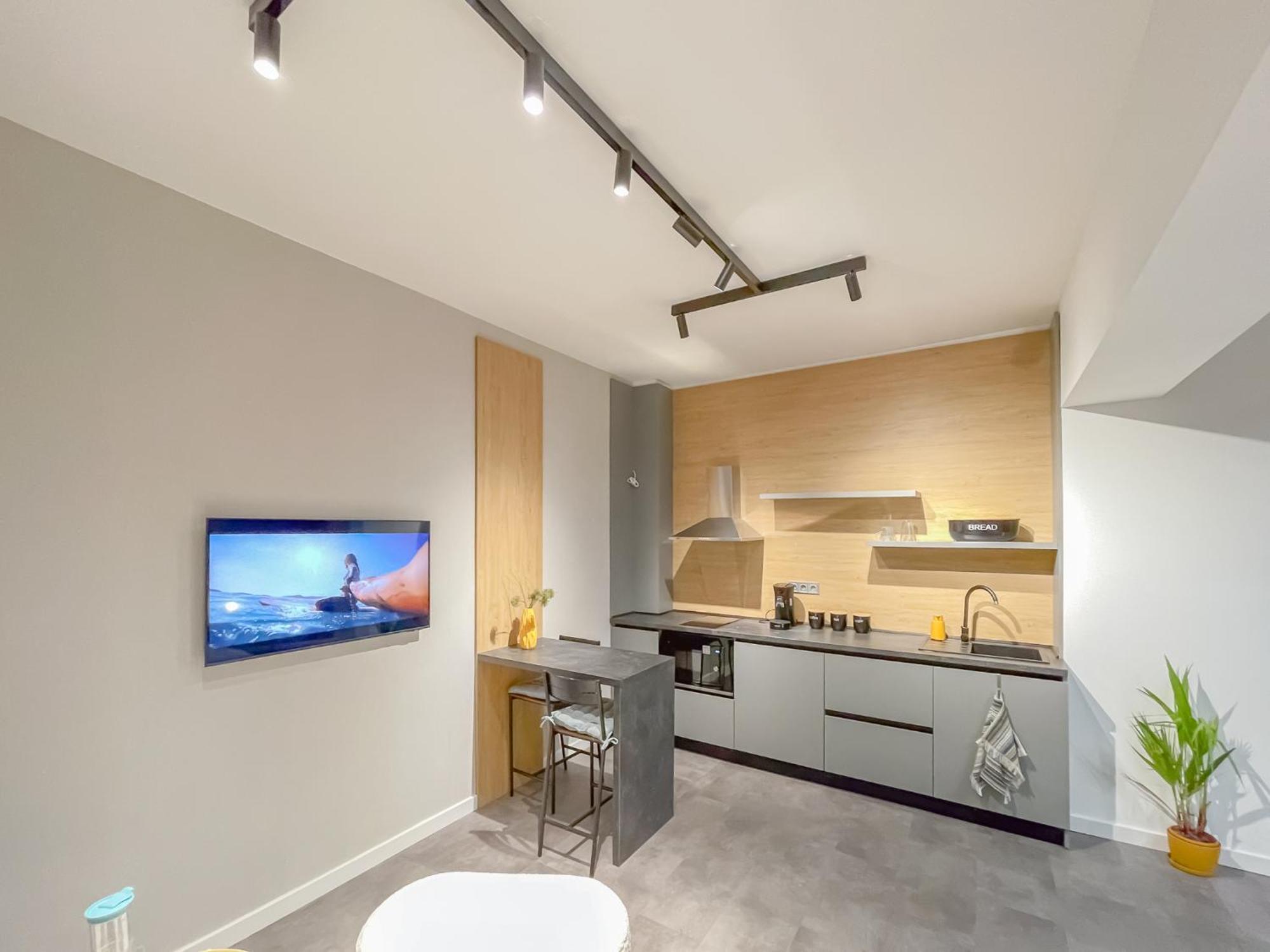 Stylish City Center Apartment By Ndk